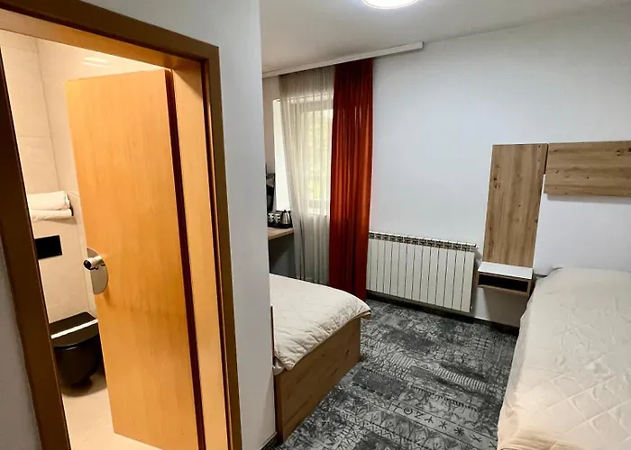 Brkic Airport - Free Parking Hotel 2*